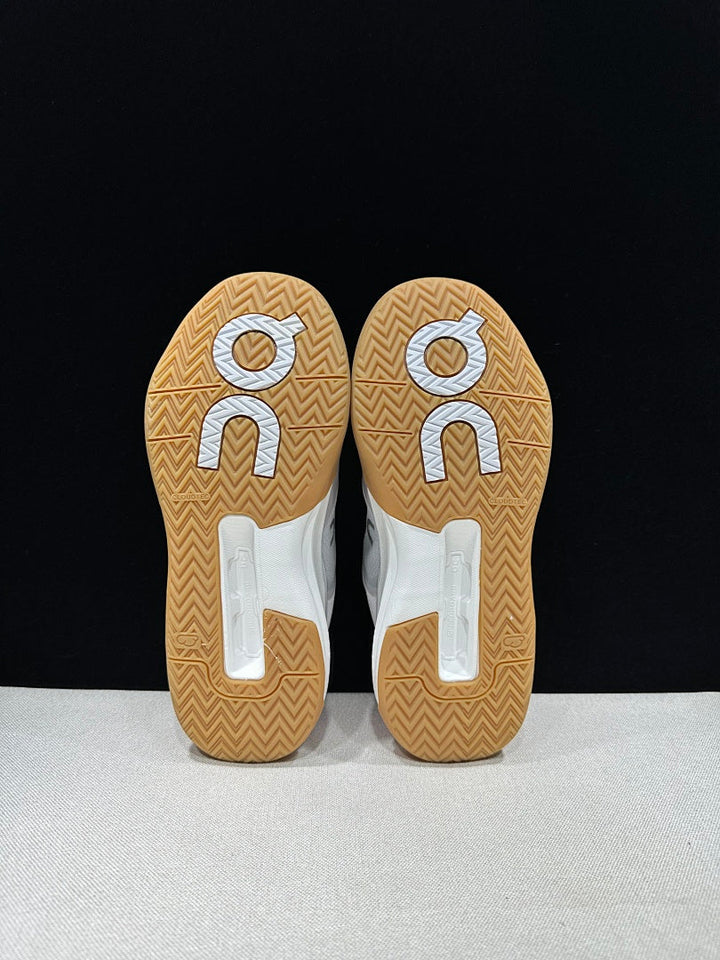 On THE ROGER Advantage Pro Sneakers Light Grey Orange
