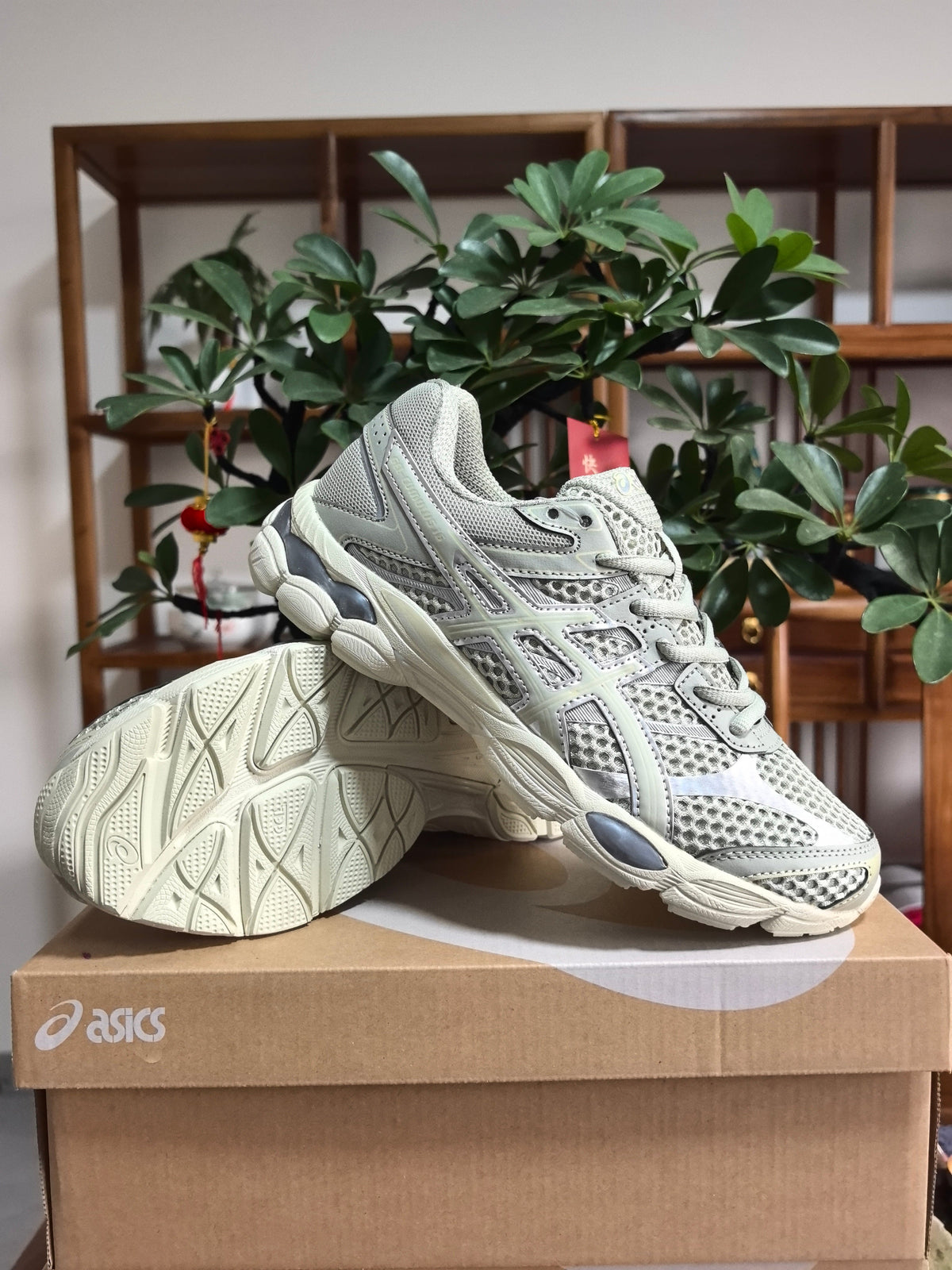 ASICS GEL-Cumulus 16 Sneakers in Gray and Fluorescent Green
