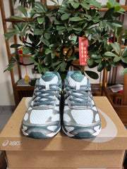 ASICS GEL-Cumulus 16 Sneakers in Green and White
